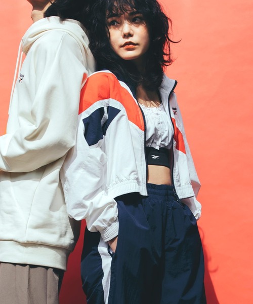 Reebok（リーボック）の「クラシックス ベクター クロップト トラック ジャケット / Classics Vector Cropped Track Jacket（ナイロンジャケット・レディース・マルーン/ブラック×ホワイト/アイボリー/ホワイト×ネイビー/ブラック系その他/ベージュ系その他・SMALL/MEDIUM/LARGE/X-LARGE）」の3枚目の写真