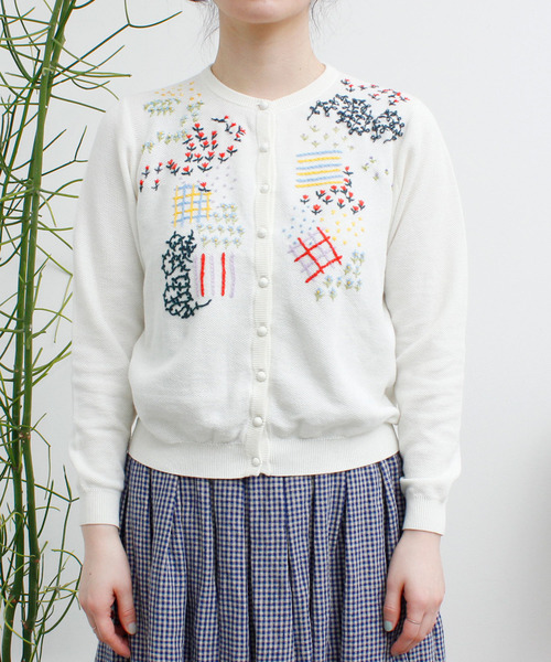 l'atelier du savon（アトリエドサボン）の「小花のハンド刺繍 クルー