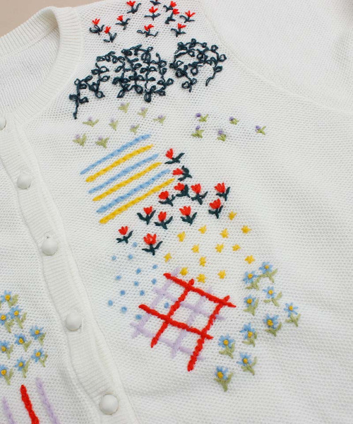 l'atelier du savon（アトリエドサボン）の「小花のハンド刺繍 クルー