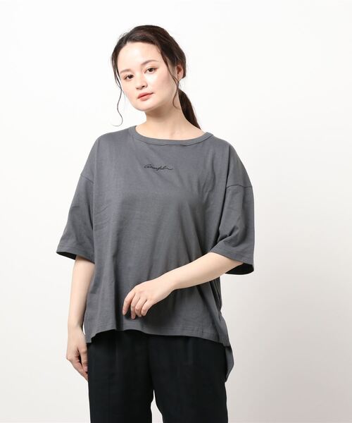 Samansa Mos2 blue（サマンサモスモスブルー）の「刺繍ロゴTee（Tシャツ/カットソー・レディース・オフホワイト/チャコール/サックスブルー/ライトベージュ/ピンク・ﾌﾘ-）」の3枚目の写真