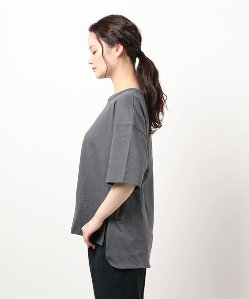 Samansa Mos2 blue（サマンサモスモスブルー）の「刺繍ロゴTee（Tシャツ/カットソー・レディース・オフホワイト/チャコール/サックスブルー/ライトベージュ/ピンク・ﾌﾘ-）」の6枚目の写真