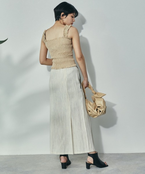 ECRIRE（エクリール）の「シャーリングキャミ（キャミソール・レディース・ブラック/ベージュ/オフホワイト/ブルー・フリー）」の11枚目の写真