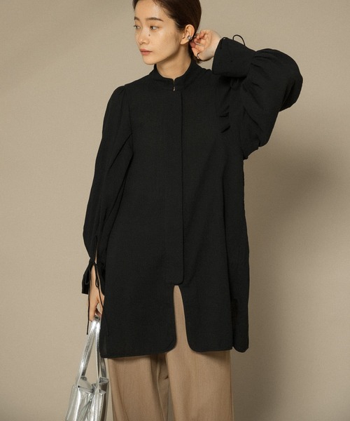 KBF（ケイビーエフ）の「スタンドネックボリュームスリーブシャツ（シャツ/ブラウス・レディース・ブラック/アイボリー/ボルドー・ONE）」の2枚目の写真