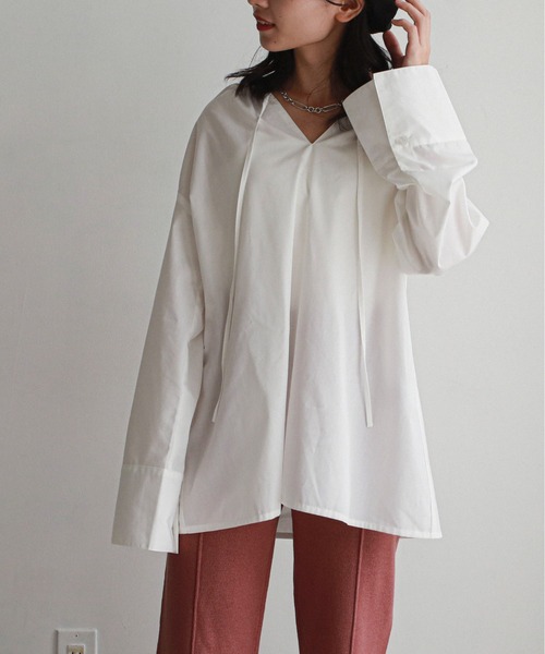 feepur（フェピュール）の「ネックギャザースキッパーブラウス（シャツ/ブラウス・レディース・ブラック/ブルー/ブラウン/オフホワイト・MEDIUM）」の2枚目の写真