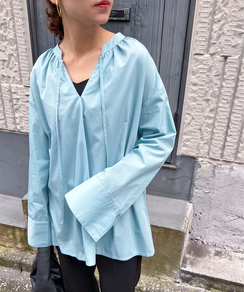 feepur（フェピュール）の「ネックギャザースキッパーブラウス（シャツ/ブラウス・レディース・ブラック/ブルー/ブラウン/オフホワイト・MEDIUM）」の4枚目の写真