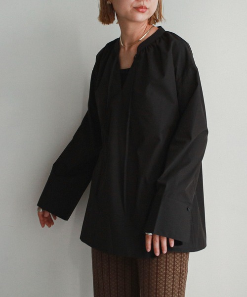 feepur（フェピュール）の「ネックギャザースキッパーブラウス（シャツ/ブラウス・レディース・ブラック/ブルー/ブラウン/オフホワイト・MEDIUM）」の3枚目の写真