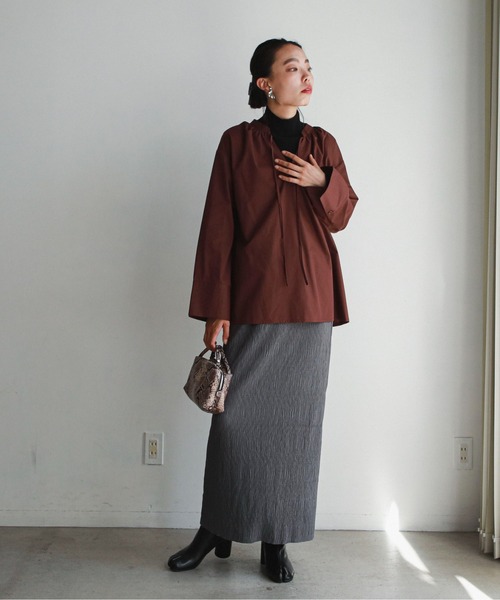 feepur（フェピュール）の「ネックギャザースキッパーブラウス（シャツ/ブラウス・レディース・ブラック/ブルー/ブラウン/オフホワイト・MEDIUM）」の6枚目の写真