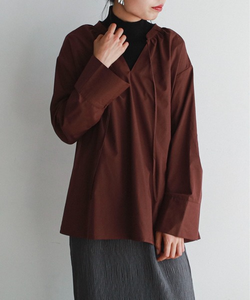 feepur（フェピュール）の「ネックギャザースキッパーブラウス（シャツ/ブラウス・レディース・ブラック/ブルー/ブラウン/オフホワイト・MEDIUM）」の8枚目の写真