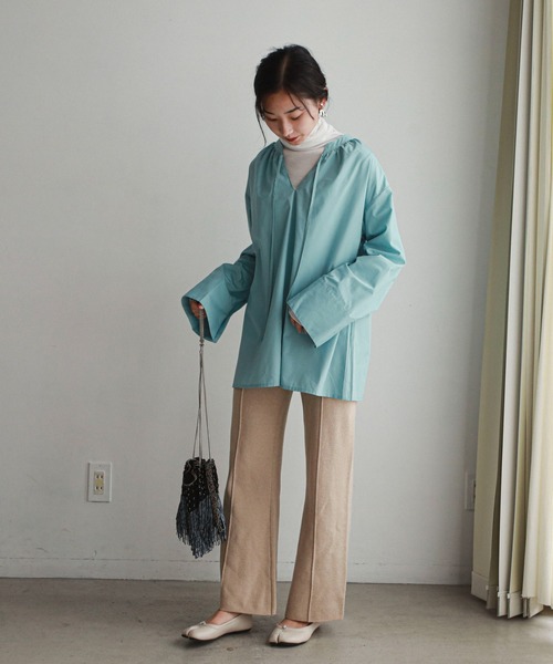 feepur（フェピュール）の「ネックギャザースキッパーブラウス（シャツ/ブラウス・レディース・ブラック/ブルー/ブラウン/オフホワイト・MEDIUM）」の9枚目の写真