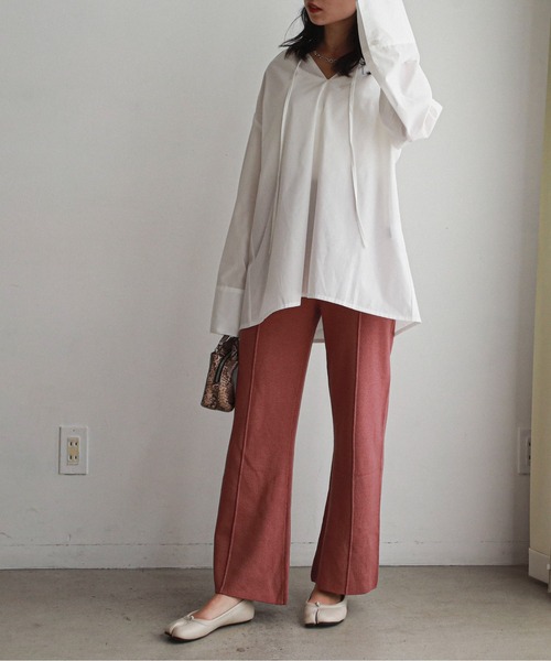 feepur（フェピュール）の「ネックギャザースキッパーブラウス（シャツ/ブラウス・レディース・ブラック/ブルー/ブラウン/オフホワイト・MEDIUM）」の14枚目の写真