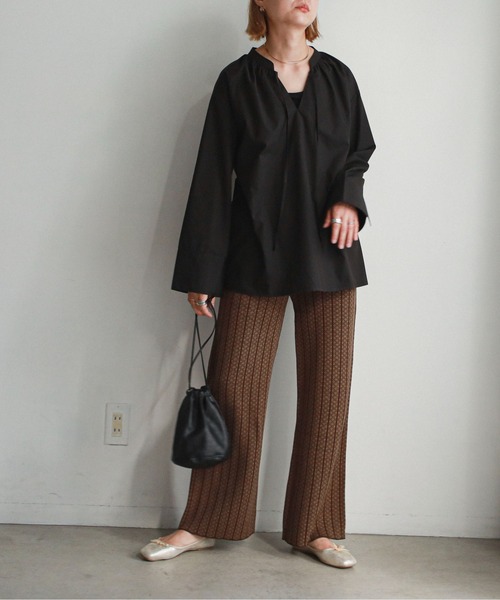 feepur（フェピュール）の「ネックギャザースキッパーブラウス（シャツ/ブラウス・レディース・ブラック/ブルー/ブラウン/オフホワイト・MEDIUM）」の17枚目の写真