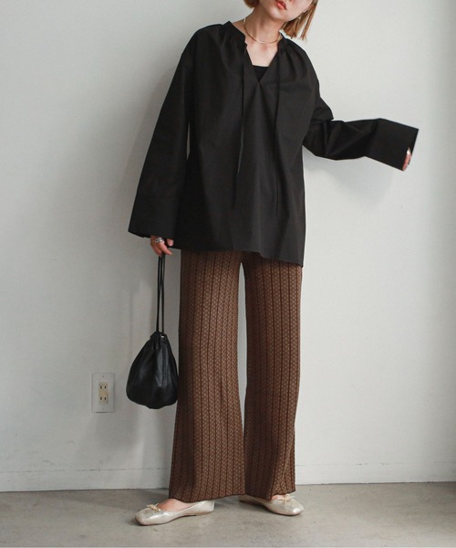 feepur（フェピュール）の「ネックギャザースキッパーブラウス（シャツ/ブラウス・レディース・ブラック/ブルー/ブラウン/オフホワイト・MEDIUM）」の18枚目の写真