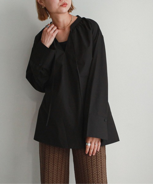 feepur（フェピュール）の「ネックギャザースキッパーブラウス（シャツ/ブラウス・レディース・ブラック/ブルー/ブラウン/オフホワイト・MEDIUM）」の19枚目の写真