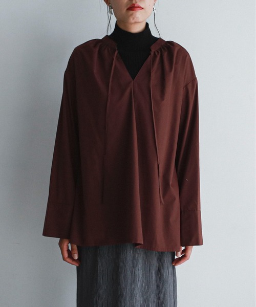 feepur（フェピュール）の「ネックギャザースキッパーブラウス（シャツ/ブラウス・レディース・ブラック/ブルー/ブラウン/オフホワイト・MEDIUM）」の20枚目の写真