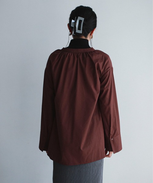 feepur（フェピュール）の「ネックギャザースキッパーブラウス（シャツ/ブラウス・レディース・ブラック/ブルー/ブラウン/オフホワイト・MEDIUM）」の22枚目の写真