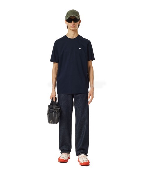 DIESEL(ディーゼル)の「メンズ Tシャツ ワンポイント サステナブル(Tシャツ/カットソー・メンズ・ホワイト/ネイビー/ブラック・MEDIUM/LARGE/X-LARGE/XX-LARGE/X-SMALL/XXX-LARGE/SMALL)」の9枚目の写真