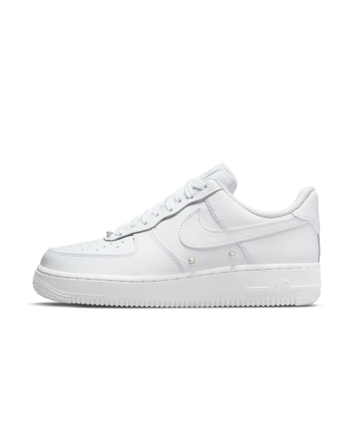 NIKE(ナイキ)の「ナイキ エア フォース 1 '07 SE ウィメンズシューズ / Nike Air Force 1 '07 SE Women's Shoes(スニーカー・レディース・ホワイト・23/24/25/26/27/28/22/29/28.5/25.5/26.5/27.5/22.5/24.5/23.5)」の3枚目の写真