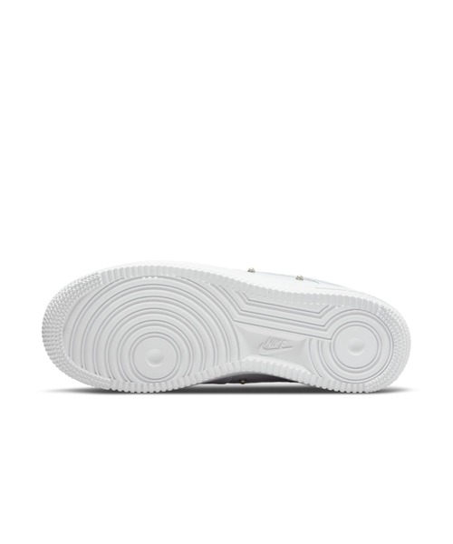 NIKE(ナイキ)の「ナイキ エア フォース 1 '07 SE ウィメンズシューズ / Nike Air Force 1 '07 SE Women's Shoes(スニーカー・レディース・ホワイト・23/24/25/26/27/28/22/29/28.5/25.5/26.5/27.5/22.5/24.5/23.5)」の5枚目の写真
