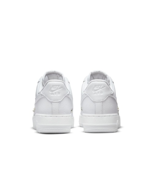 NIKE(ナイキ)の「ナイキ エア フォース 1 '07 SE ウィメンズシューズ / Nike Air Force 1 '07 SE Women's Shoes(スニーカー・レディース・ホワイト・23/24/25/26/27/28/22/29/28.5/25.5/26.5/27.5/22.5/24.5/23.5)」の8枚目の写真