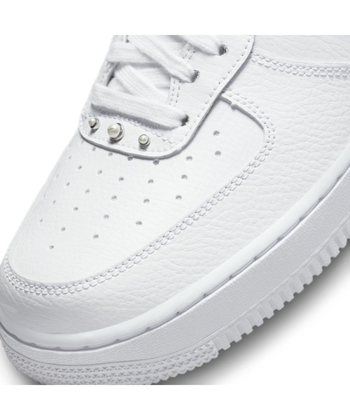 NIKE(ナイキ)の「ナイキ エア フォース 1 '07 SE ウィメンズシューズ / Nike Air Force 1 '07 SE Women's Shoes(スニーカー・レディース・ホワイト・23/24/25/26/27/28/22/29/28.5/25.5/26.5/27.5/22.5/24.5/23.5)」の2枚目の写真