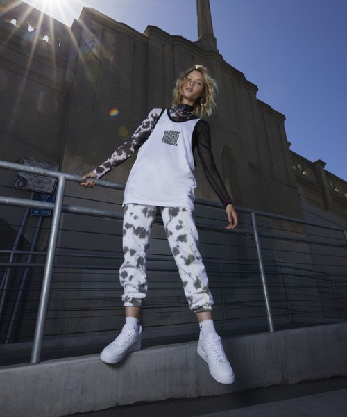 NIKE(ナイキ)の「ナイキ エア フォース 1 '07 SE ウィメンズシューズ / Nike Air Force 1 '07 SE Women's Shoes(スニーカー・レディース・ホワイト・23/24/25/26/27/28/22/29/28.5/25.5/26.5/27.5/22.5/24.5/23.5)」の4枚目の写真