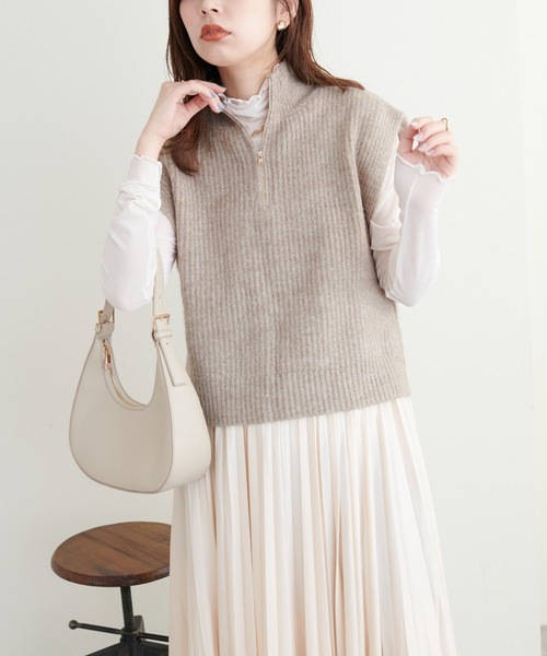 natural couture（ナチュラルクチュール）の「こなれたレイヤードスタイルに◎ハイネックハーフジップニットベスト（ベスト・レディース・ブラック/ベージュ/オフホワイト・FREE）」の3枚目の写真