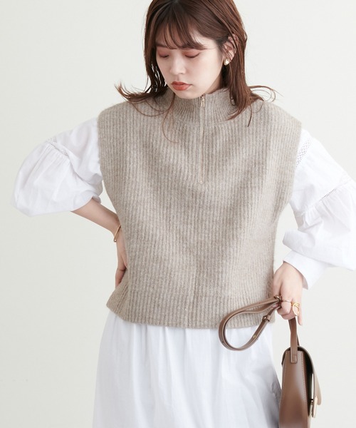 natural couture（ナチュラルクチュール）の「こなれたレイヤードスタイルに◎ハイネックハーフジップニットベスト（ベスト・レディース・ブラック/ベージュ/オフホワイト・FREE）」の15枚目の写真
