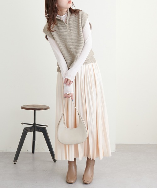 natural couture（ナチュラルクチュール）の「こなれたレイヤードスタイルに◎ハイネックハーフジップニットベスト（ベスト・レディース・ブラック/ベージュ/オフホワイト・FREE）」の10枚目の写真