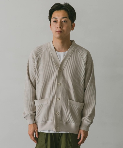 URBAN RESEARCH DOORS(アーバンリサーチドアーズ)の「『UR TECH』ワッフルVネックカーディガン(カーディガン/ボレロ・メンズ・ベージュ系その他/グリーン/ネイビー/ブラック・X-LARGE/MEDIUM/LARGE)」の15枚目の写真