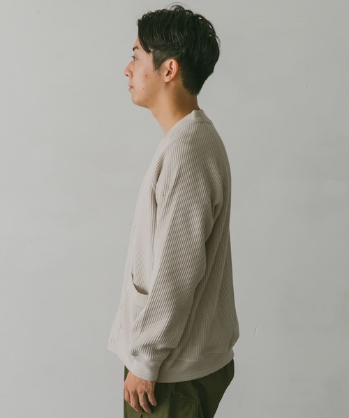 URBAN RESEARCH DOORS(アーバンリサーチドアーズ)の「『UR TECH』ワッフルVネックカーディガン(カーディガン/ボレロ・メンズ・ベージュ系その他/グリーン/ネイビー/ブラック・X-LARGE/MEDIUM/LARGE)」の21枚目の写真