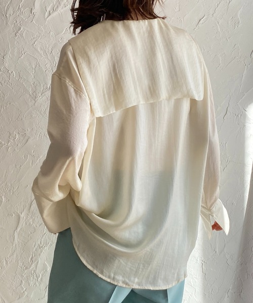 She's Closet(シーズクローゼット)の「セーラービッグカラー深Vネックロング丈ヴィンテージサテン長袖ブラウス(シャツ/ブラウス・レディース・グレイッシュベージュ/アイボリー/チャコール・FREE)」の2枚目の写真