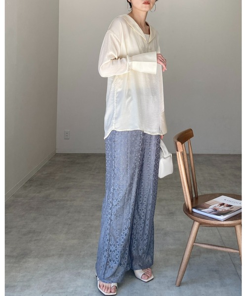 She's Closet(シーズクローゼット)の「セーラービッグカラー深Vネックロング丈ヴィンテージサテン長袖ブラウス(シャツ/ブラウス・レディース・グレイッシュベージュ/アイボリー/チャコール・FREE)」の4枚目の写真