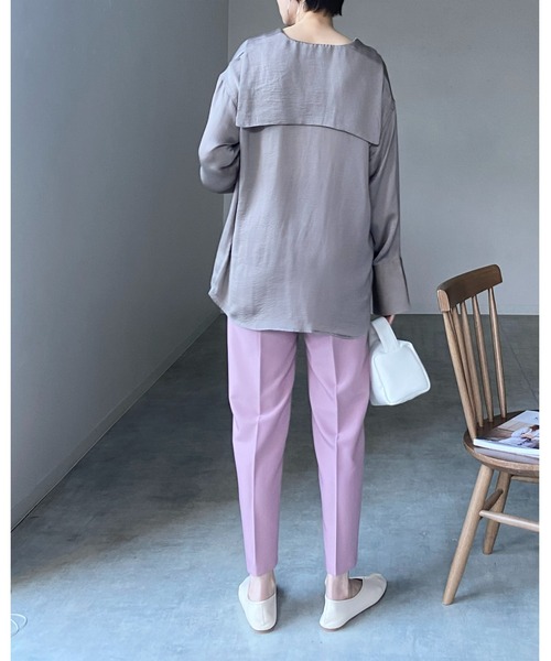 She's Closet(シーズクローゼット)の「セーラービッグカラー深Vネックロング丈ヴィンテージサテン長袖ブラウス(シャツ/ブラウス・レディース・グレイッシュベージュ/アイボリー/チャコール・FREE)」の11枚目の写真