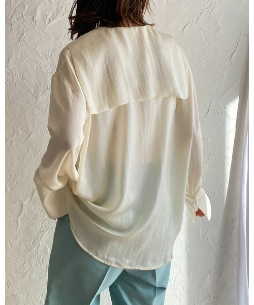 She's Closet(シーズクローゼット)の「セーラービッグカラー深Vネックロング丈ヴィンテージサテン長袖ブラウス(シャツ/ブラウス・レディース・グレイッシュベージュ/アイボリー/チャコール・FREE)」の12枚目の写真