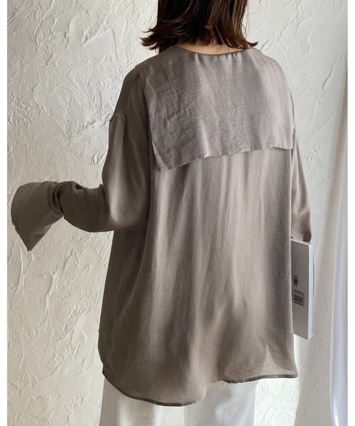 She's Closet(シーズクローゼット)の「セーラービッグカラー深Vネックロング丈ヴィンテージサテン長袖ブラウス(シャツ/ブラウス・レディース・グレイッシュベージュ/アイボリー/チャコール・FREE)」の6枚目の写真
