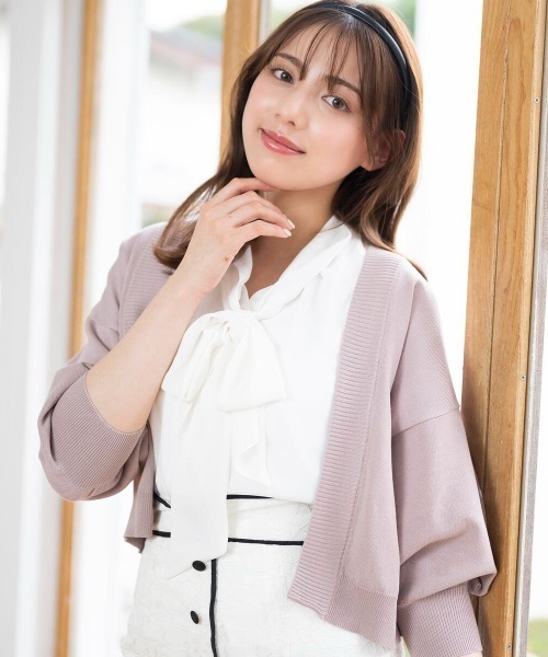 MISCH MASCH(ミッシュマッシュ)の「ショートトッパーカーディガン(カーディガン/ボレロ・レディース・ブルー/ピンク/ブラック/ホワイト・MEDIUM)」の4枚目の写真