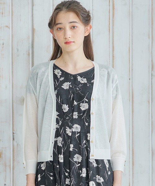 12Twelve Agenda（トゥエルブ　アジェンダ）の「Vネック金釦シアーカーディガン（カーディガン/ボレロ・レディース・オフホワイト/ブラック/サックスブルー/ブラウン/ブラック系その他・M）」の2枚目の写真