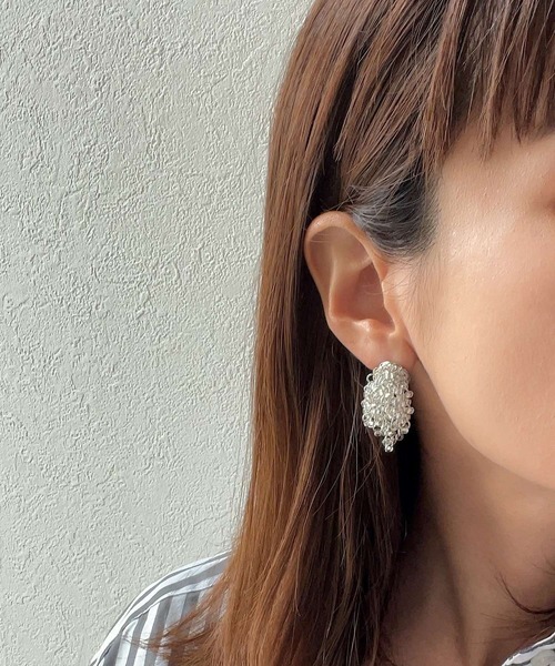 CERCA（チェルカ）の「small world/《Rain　mini》ビーズボリュームイヤリング　ミニタイプ（イヤリング・レディース・シルバー/ベージュ/ブラック・FREE）」の8枚目の写真