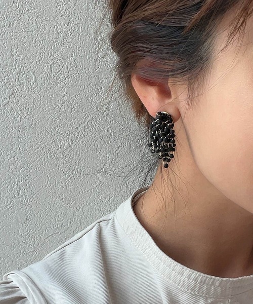 CERCA（チェルカ）の「small world/《Rain　mini》ビーズボリュームイヤリング　ミニタイプ（イヤリング・レディース・シルバー/ベージュ/ブラック・FREE）」の10枚目の写真