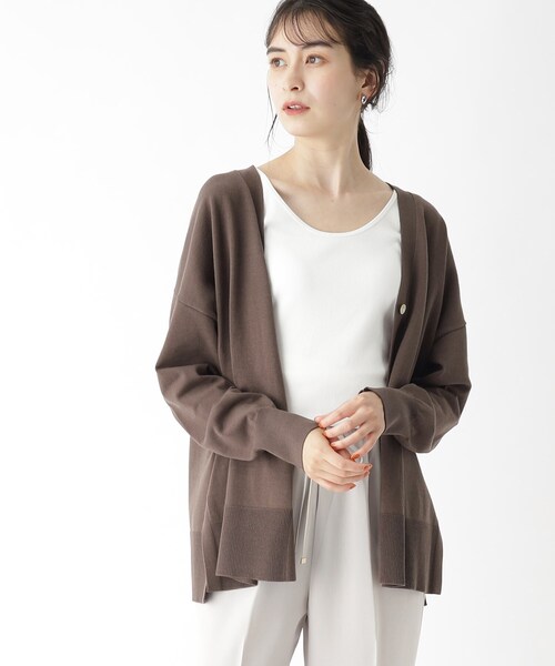 OPAQUE.CLIP（オペークドットクリップ）の「◆Vネックリラクシーニットカーディガン【洗える/イージケア/抗ピリング】（カーディガン/ボレロ・レディース・ライトグレー/ブラック/ブルー/ホワイト系/ダークブラウン/ライトブルー・40/38/36）」の4枚目の写真