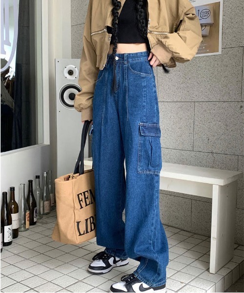 CERCA(チェルカ)の「【URGE:】ハイウエスト ワイドデニム カーゴパンツ(カーゴパンツ・レディース・ブルー・XL/L/XS/S/M)」の1枚目の写真