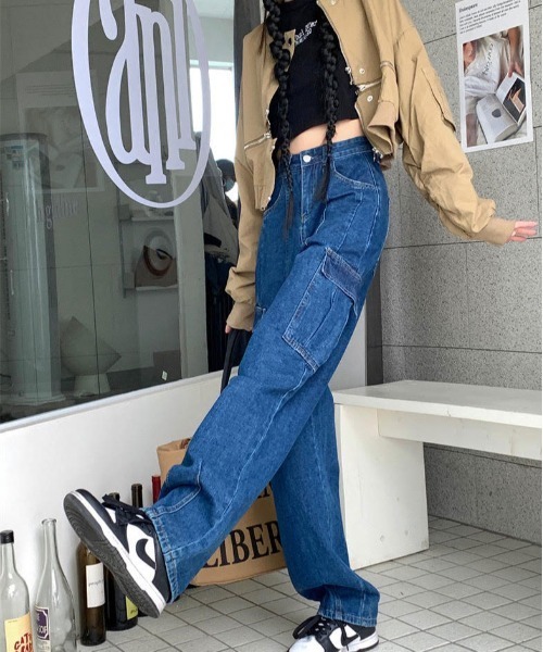 CERCA(チェルカ)の「【URGE:】ハイウエスト ワイドデニム カーゴパンツ(カーゴパンツ・レディース・ブルー・XL/L/XS/S/M)」の2枚目の写真