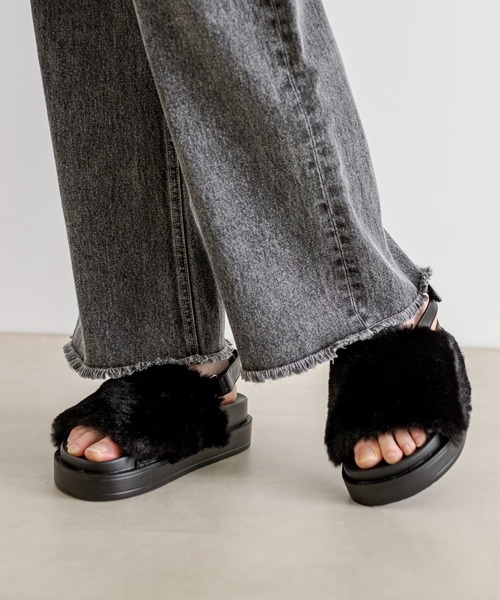 OLIVE des OLIVE（オリーブデオリーブ）の「ファーサンダル　1032130050（サンダル・レディース・ブラック/アイボリー・MEDIUM/LARGE）」の3枚目の写真