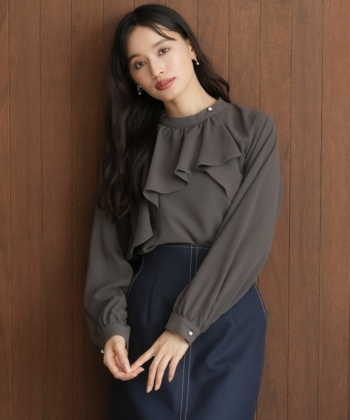 TRUDEA（トルディア）の「アシメラッフルブラウス（シャツ/ブラウス・レディース・グレイッシュベージュ/ブラウン/ホワイト/ダークブルー・MEDIUM/LARGE）」の3枚目の写真