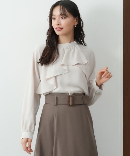 TRUDEA（トルディア）の「アシメラッフルブラウス（シャツ/ブラウス・レディース・グレイッシュベージュ/ブラウン/ホワイト/ダークブルー・MEDIUM/LARGE）」の2枚目の写真