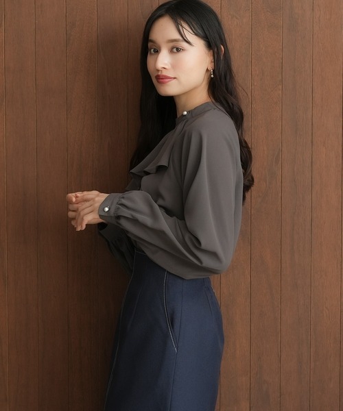 TRUDEA（トルディア）の「アシメラッフルブラウス（シャツ/ブラウス・レディース・グレイッシュベージュ/ブラウン/ホワイト/ダークブルー・MEDIUM/LARGE）」の18枚目の写真