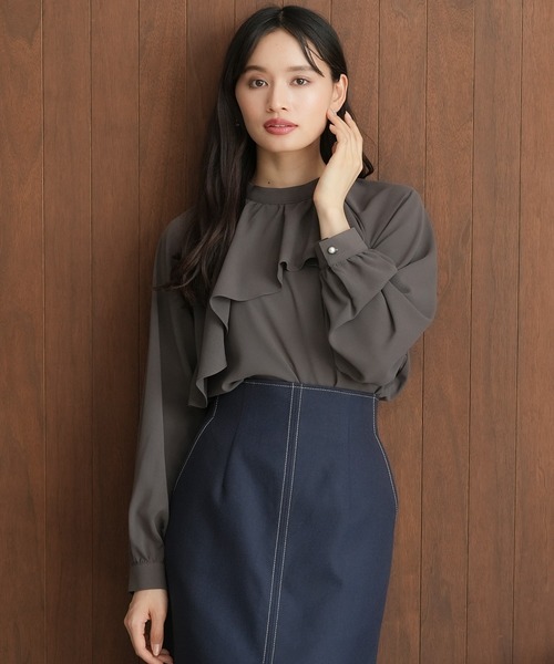 TRUDEA（トルディア）の「アシメラッフルブラウス（シャツ/ブラウス・レディース・グレイッシュベージュ/ブラウン/ホワイト/ダークブルー・MEDIUM/LARGE）」の17枚目の写真