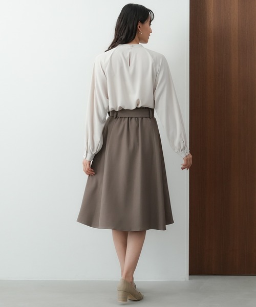 TRUDEA（トルディア）の「アシメラッフルブラウス（シャツ/ブラウス・レディース・グレイッシュベージュ/ブラウン/ホワイト/ダークブルー・MEDIUM/LARGE）」の15枚目の写真