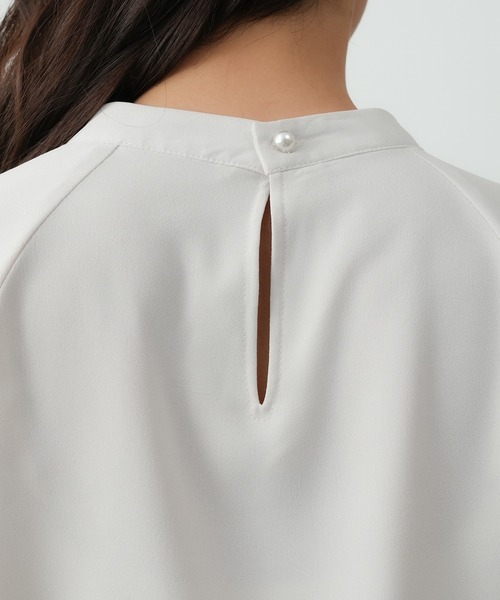 TRUDEA（トルディア）の「アシメラッフルブラウス（シャツ/ブラウス・レディース・グレイッシュベージュ/ブラウン/ホワイト/ダークブルー・MEDIUM/LARGE）」の6枚目の写真