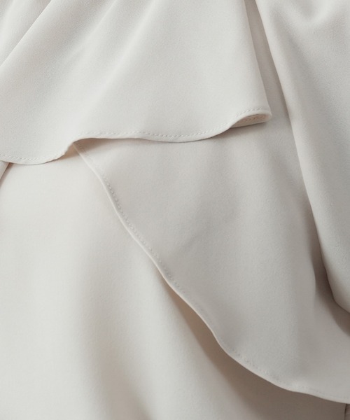 TRUDEA（トルディア）の「アシメラッフルブラウス（シャツ/ブラウス・レディース・グレイッシュベージュ/ブラウン/ホワイト/ダークブルー・MEDIUM/LARGE）」の8枚目の写真